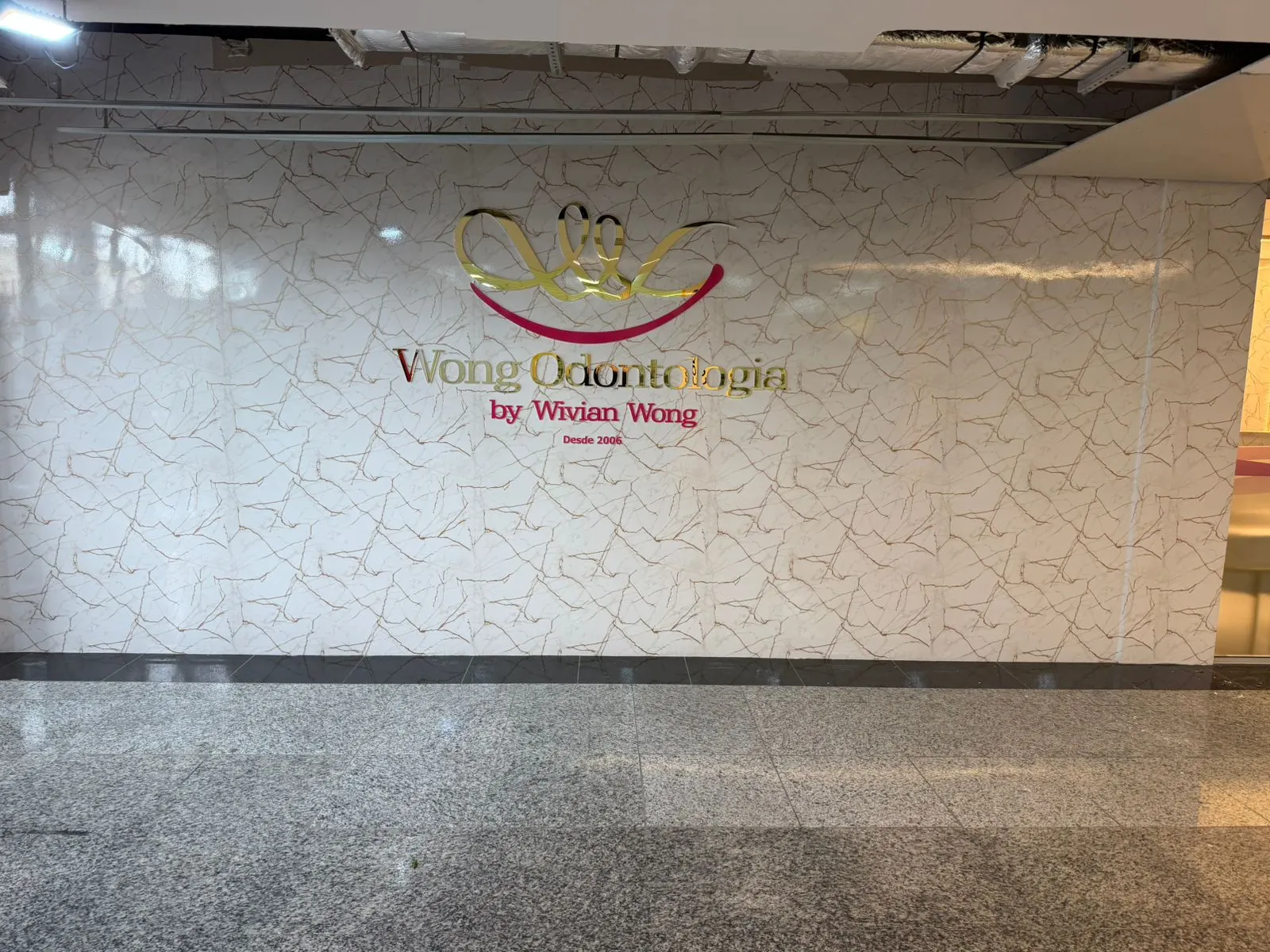 Parede com logo Wong Odontologia